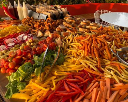 שולחן שוק שניצלים ובשרים לצד ירקות