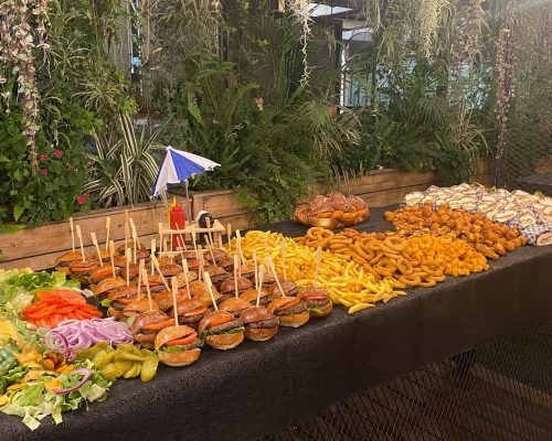 שולחן שוק בשרי עם מיני המברגרים קטנים ושניצלים
