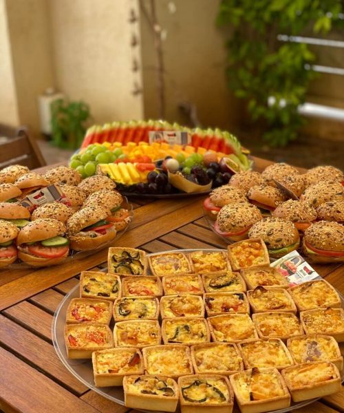 שולחן שולחן חלבי עם טארטלטים וכריכונים