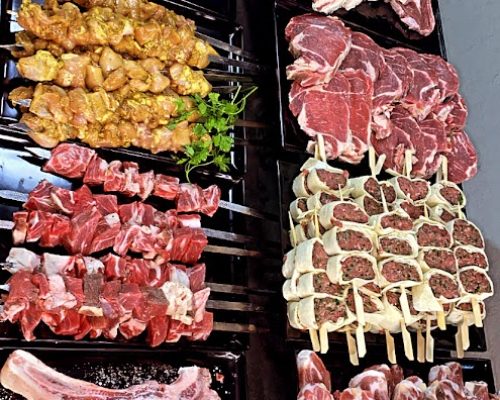 שיפודים ונתחים רגע לפני צלייה על הגריל באירוע בשרים